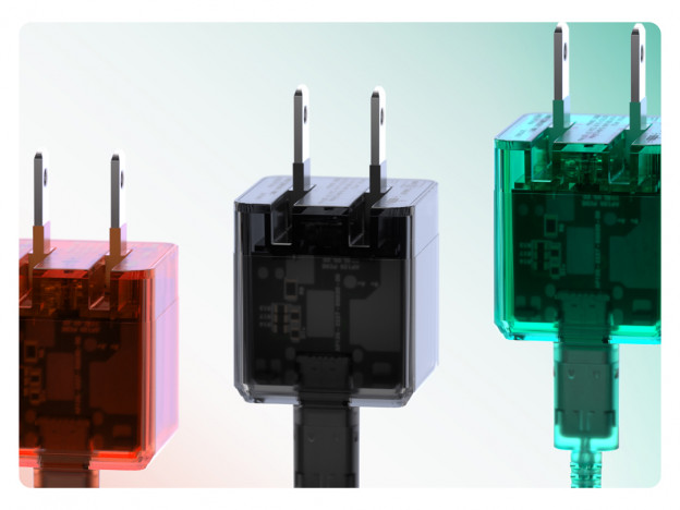 ファミマが“クリアカラーの充電器”を発売